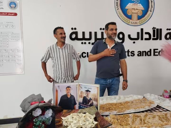 أسرة كلية الآداب والتربية صبراتة تحتفي بحصول الأستاذ طلال حلمي شوية على درجة الماجستير